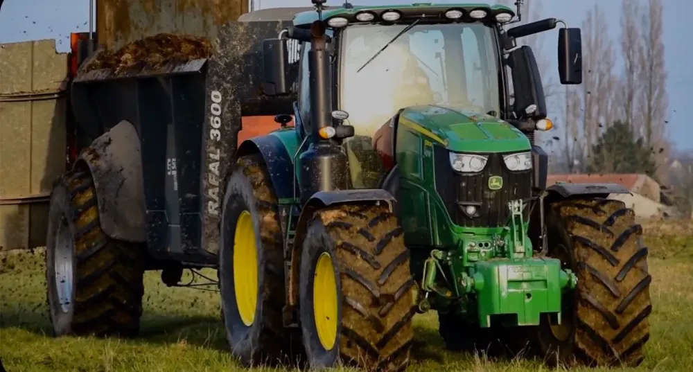 Travaux agricoles à Grandparigny